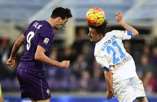 L'Empoli va avanti di due gol grazie a Livaja, partito in fuorigioco, e Buechel ma nella ripresa una doppietta di Kalinic regala il pareggio alla Fiorentina.