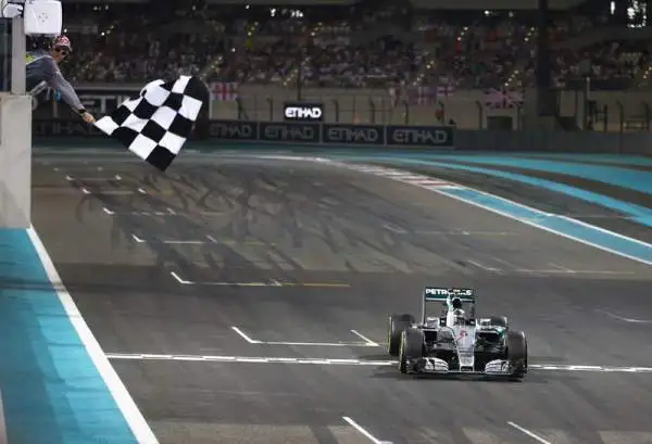 Rosberg straccia Hamilton e le Ferrari. Nuova doppietta della Mercedes ad Abu Dhabi, Vettel rimonta fino al quarto posto.