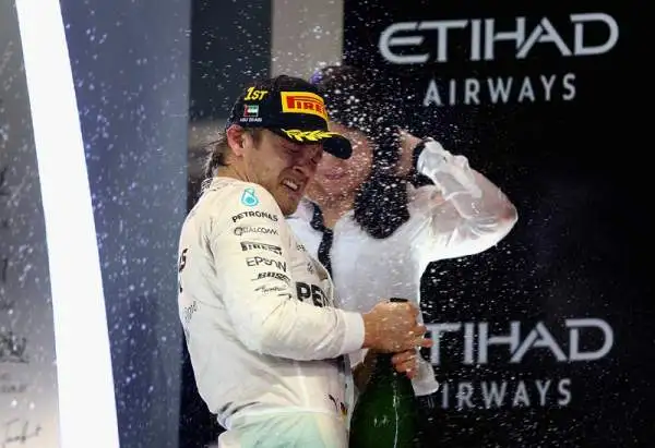 Rosberg straccia Hamilton e le Ferrari. Nuova doppietta della Mercedes ad Abu Dhabi, Vettel rimonta fino al quarto posto.