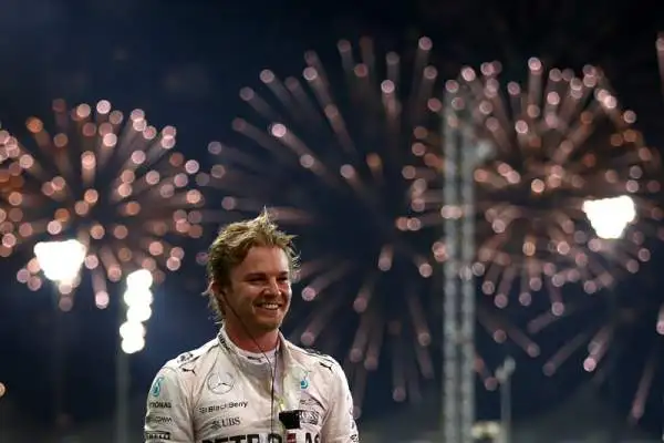 Rosberg straccia Hamilton e le Ferrari. Nuova doppietta della Mercedes ad Abu Dhabi, Vettel rimonta fino al quarto posto.
