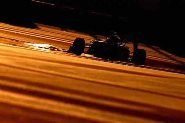 Rosberg straccia Hamilton e le Ferrari. Nuova doppietta della Mercedes ad Abu Dhabi, Vettel rimonta fino al quarto posto.