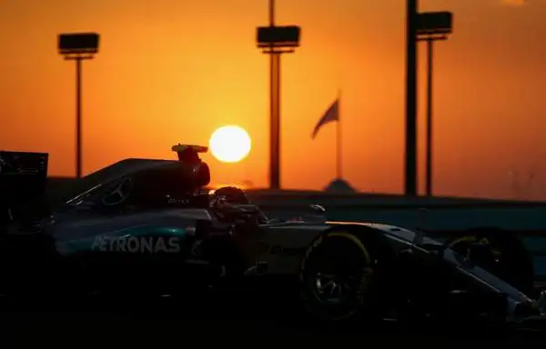 Rosberg straccia Hamilton e le Ferrari. Nuova doppietta della Mercedes ad Abu Dhabi, Vettel rimonta fino al quarto posto.