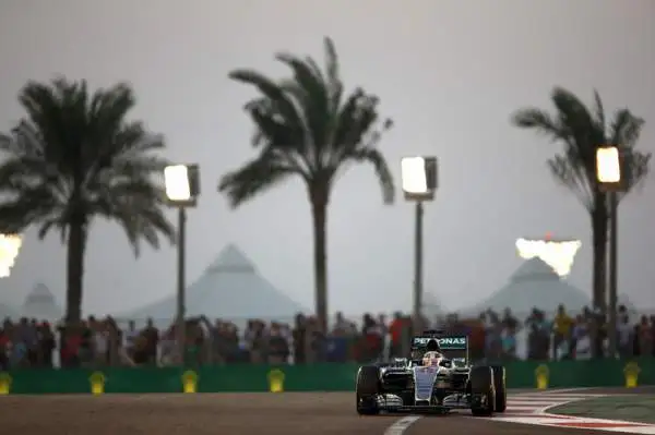 Rosberg straccia Hamilton e le Ferrari. Nuova doppietta della Mercedes ad Abu Dhabi, Vettel rimonta fino al quarto posto.