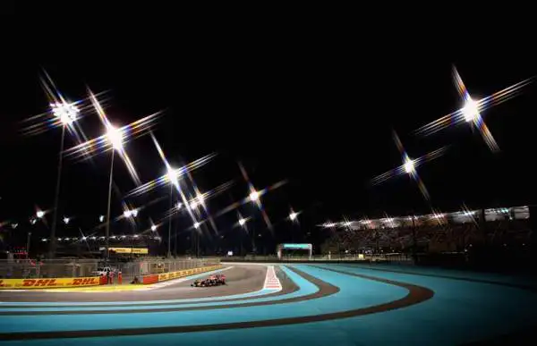 Rosberg straccia Hamilton e le Ferrari. Nuova doppietta della Mercedes ad Abu Dhabi, Vettel rimonta fino al quarto posto.