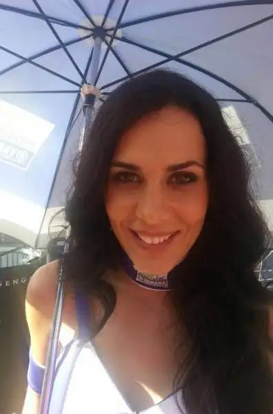 Oltre al duello Rossi-Lorenzo, decisivo per l'assegnazione del titolo di campione del mondo della MotoGp, ci sono anche le belle grid girls a dare spettacolo a Valencia.