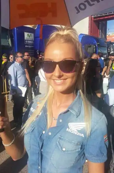 Oltre al duello Rossi-Lorenzo, decisivo per l'assegnazione del titolo di campione del mondo della MotoGp, ci sono anche le belle grid girls a dare spettacolo a Valencia.