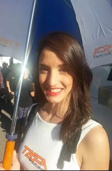 Oltre al duello Rossi-Lorenzo, decisivo per l'assegnazione del titolo di campione del mondo della MotoGp, ci sono anche le belle grid girls a dare spettacolo a Valencia.