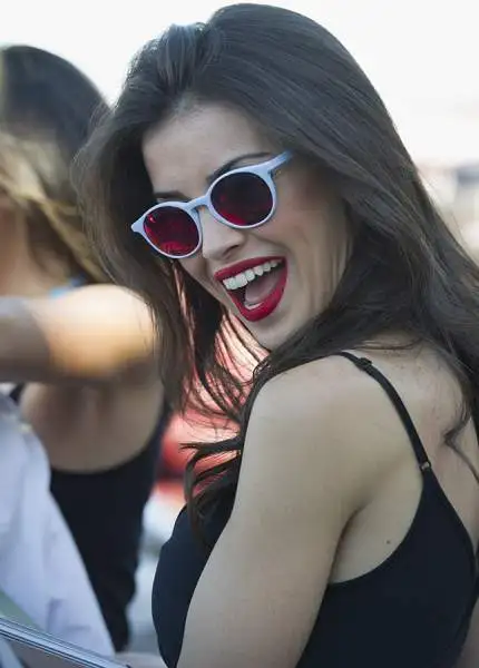 Oltre al duello Rossi-Lorenzo, decisivo per l'assegnazione del titolo di campione del mondo della MotoGp, ci sono anche le belle grid girls a dare spettacolo a Valencia.