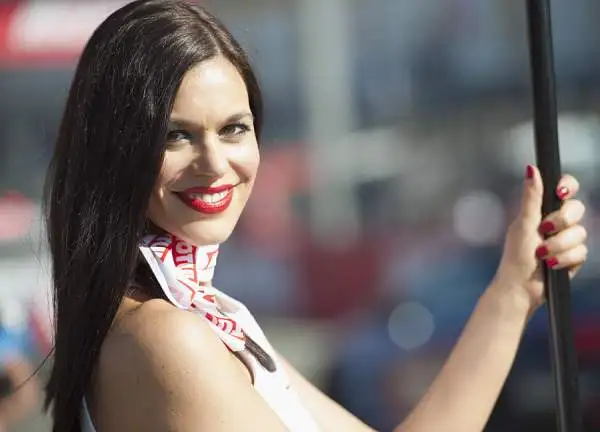 Oltre al duello Rossi-Lorenzo, decisivo per l'assegnazione del titolo di campione del mondo della MotoGp, ci sono anche le belle grid girls a dare spettacolo a Valencia.