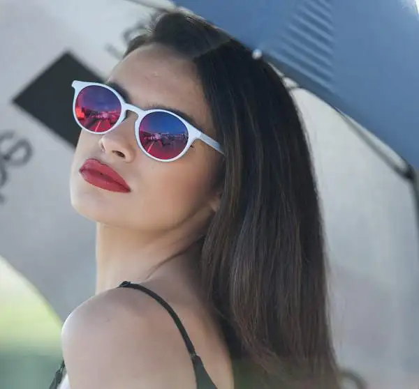 Oltre al duello Rossi-Lorenzo, decisivo per l'assegnazione del titolo di campione del mondo della MotoGp, ci sono anche le belle grid girls a dare spettacolo a Valencia.