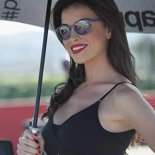 Oltre al duello Rossi-Lorenzo, decisivo per l'assegnazione del titolo di campione del mondo della MotoGp, ci sono anche le belle grid girls a dare spettacolo a Valencia.