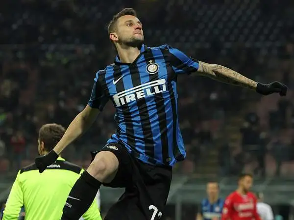 Vola l'Inter di Mancini che schianta il Frosinone a San Siro con i gol di Biabiany, Icardi, Murillo e Brozovic e ritorna in testa alla classifica in vista della sfida al Napoli.