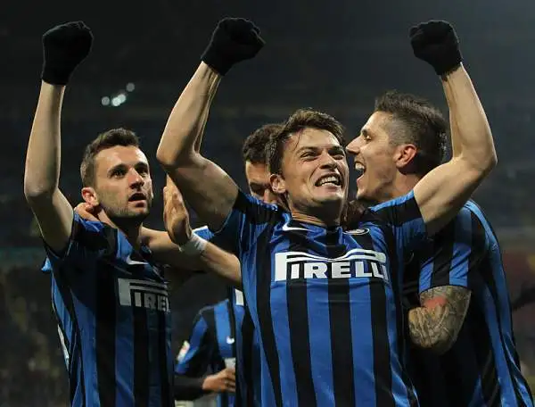 Vola l'Inter di Mancini che schianta il Frosinone a San Siro con i gol di Biabiany, Icardi, Murillo e Brozovic e ritorna in testa alla classifica in vista della sfida al Napoli.