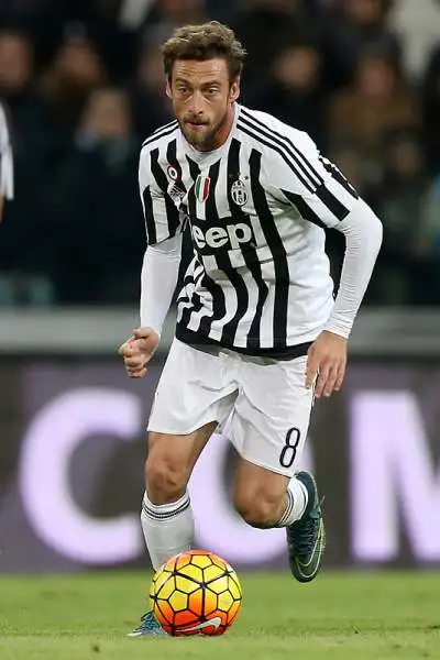 In una partita combattuta ma con pochissime occasioni decide tutto un guizzo di Dybala su assist di Alex Sandro. La Juventus si porta così a sei lunghezze dalla Roma.