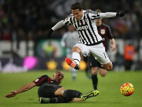In una partita combattuta ma con pochissime occasioni decide tutto un guizzo di Dybala su assist di Alex Sandro. La Juventus si porta così a sei lunghezze dalla Roma.