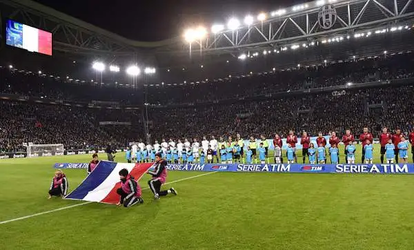 In una partita combattuta ma con pochissime occasioni decide tutto un guizzo di Dybala su assist di Alex Sandro. La Juventus si porta così a sei lunghezze dalla Roma.