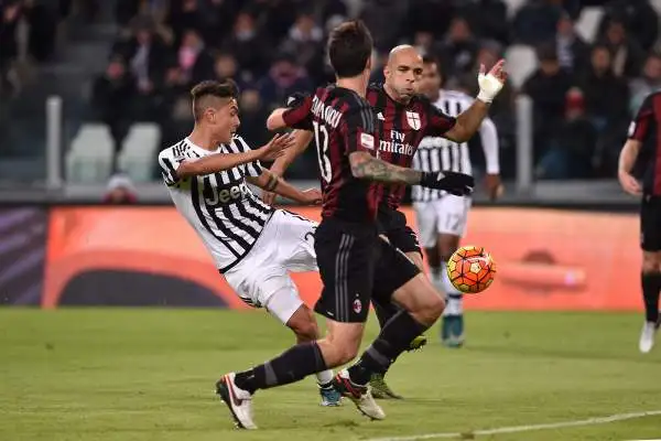 In una partita combattuta ma con pochissime occasioni decide tutto un guizzo di Dybala su assist di Alex Sandro. La Juventus si porta così a sei lunghezze dalla Roma.