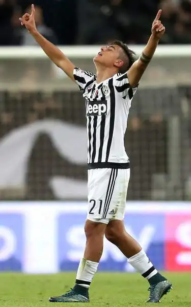 In una partita combattuta ma con pochissime occasioni decide tutto un guizzo di Dybala su assist di Alex Sandro. La Juventus si porta così a sei lunghezze dalla Roma.