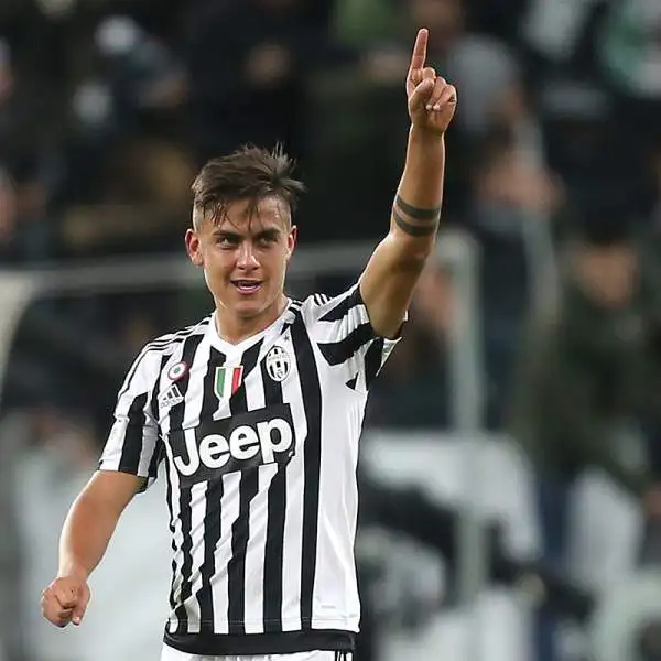 In una partita combattuta ma con pochissime occasioni decide tutto un guizzo di Dybala su assist di Alex Sandro. La Juventus si porta così a sei lunghezze dalla Roma.