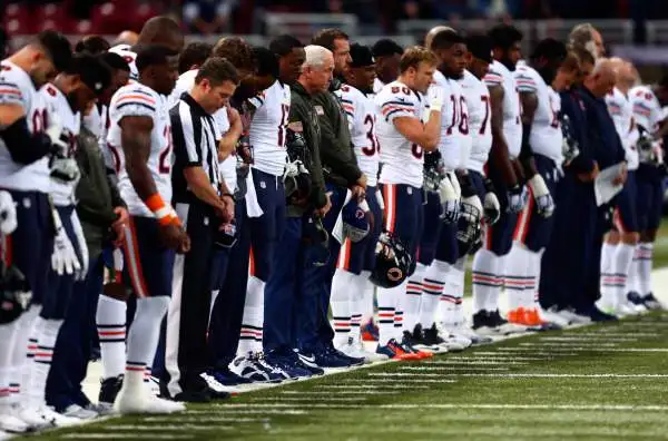 Minuto di silenzio anche in NFL prima di St. Louis Rams - Chicago Bears.