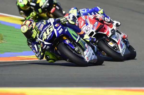 Valencia. Lorenzo, partendo dalla pole, vince la gara davanti alle Honda di Marquez e Pedrosa. Rossi rimonta dall'ultima alla quarta posizione ma perde il titolo per cinque punti.