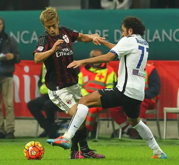 I rossoneri schiacciati dall’Atalanta devono ringraziare il baby portiere che si oppone a tutto e tutti, con le mani e con i piedi, da vicino e da lontano.