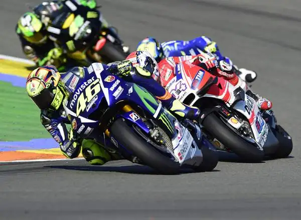 E' la domenica più amara per Valentino Rossi. Jorge Lorenzo vince il GP e si laurea campione del mondo, sorpassando il Dottore, quarto al traguardo, in classifica iridata proprio all'ultima corsa.