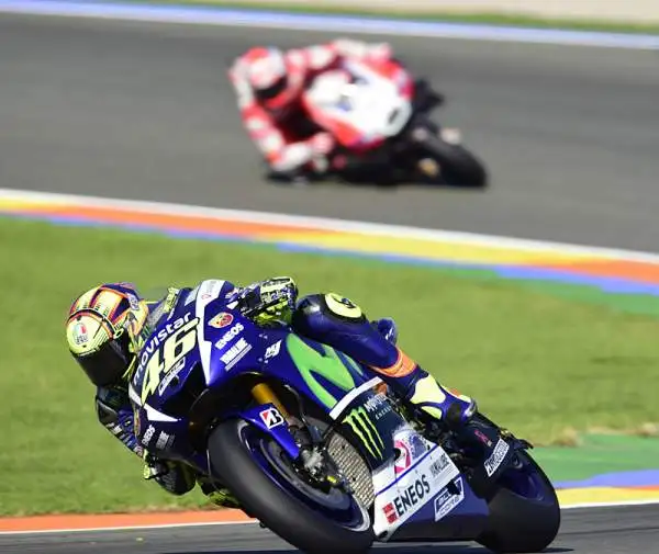 E' la domenica più amara per Valentino Rossi. Jorge Lorenzo vince il GP e si laurea campione del mondo, sorpassando il Dottore, quarto al traguardo, in classifica iridata proprio all'ultima corsa.