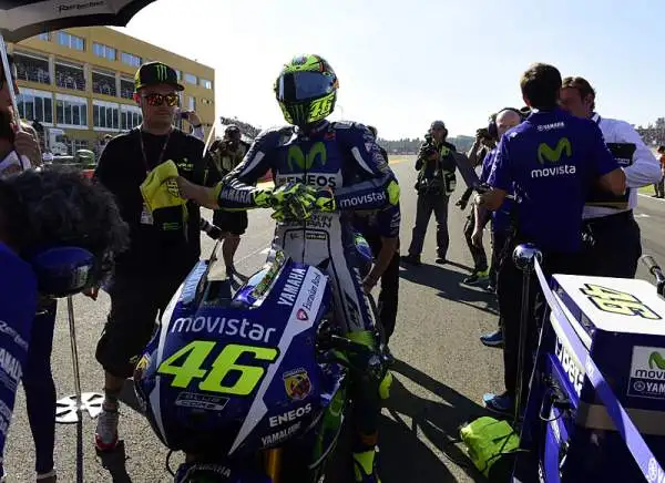 E' la domenica più amara per Valentino Rossi. Jorge Lorenzo vince il GP e si laurea campione del mondo, sorpassando il Dottore, quarto al traguardo, in classifica iridata proprio all'ultima corsa.