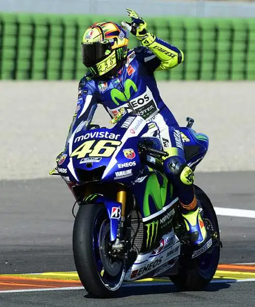 E' la domenica più amara per Valentino Rossi. Jorge Lorenzo vince il GP e si laurea campione del mondo, sorpassando il Dottore, quarto al traguardo, in classifica iridata proprio all'ultima corsa.