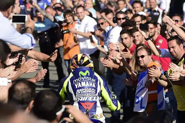 E' la domenica più amara per Valentino Rossi. Jorge Lorenzo vince il GP e si laurea campione del mondo, sorpassando il Dottore, quarto al traguardo, in classifica iridata proprio all'ultima corsa.