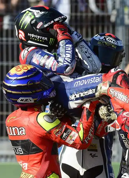 E' la domenica più amara per Valentino Rossi. Jorge Lorenzo vince il GP e si laurea campione del mondo, sorpassando il Dottore, quarto al traguardo, in classifica iridata proprio all'ultima corsa.