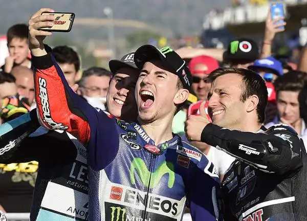 E' la domenica più amara per Valentino Rossi. Jorge Lorenzo vince il GP e si laurea campione del mondo, sorpassando il Dottore, quarto al traguardo, in classifica iridata proprio all'ultima corsa.