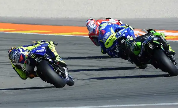 E' la domenica più amara per Valentino Rossi. Jorge Lorenzo vince il GP e si laurea campione del mondo, sorpassando il Dottore, quarto al traguardo, in classifica iridata proprio all'ultima corsa.