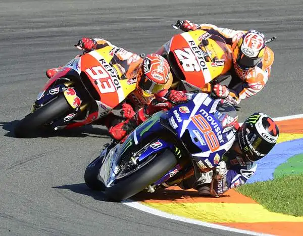 E' la domenica più amara per Valentino Rossi. Jorge Lorenzo vince il GP e si laurea campione del mondo, sorpassando il Dottore, quarto al traguardo, in classifica iridata proprio all'ultima corsa.