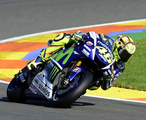 E' la domenica più amara per Valentino Rossi. Jorge Lorenzo vince il GP e si laurea campione del mondo, sorpassando il Dottore, quarto al traguardo, in classifica iridata proprio all'ultima corsa.