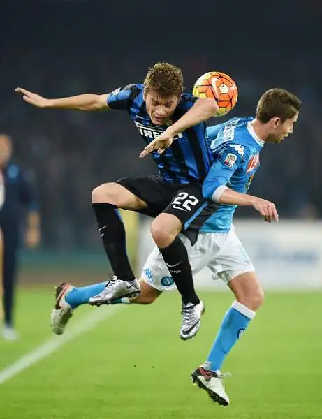 Higuain piega l'Inter, Napoli primo. Gli azzurri superano per 2-1 i nerazzurri, che colpiscono due pali e vanno in gol con Ljajic.