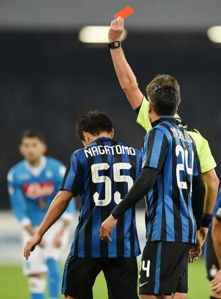 Higuain piega l'Inter, Napoli primo. Gli azzurri superano per 2-1 i nerazzurri, che colpiscono due pali e vanno in gol con Ljajic.