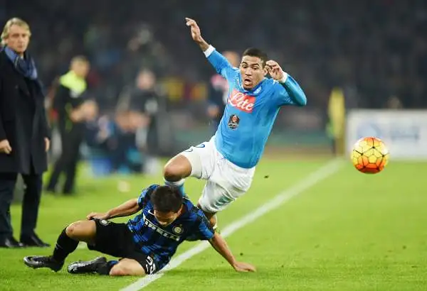 Higuain piega l'Inter, Napoli primo. Gli azzurri superano per 2-1 i nerazzurri, che colpiscono due pali e vanno in gol con Ljajic.