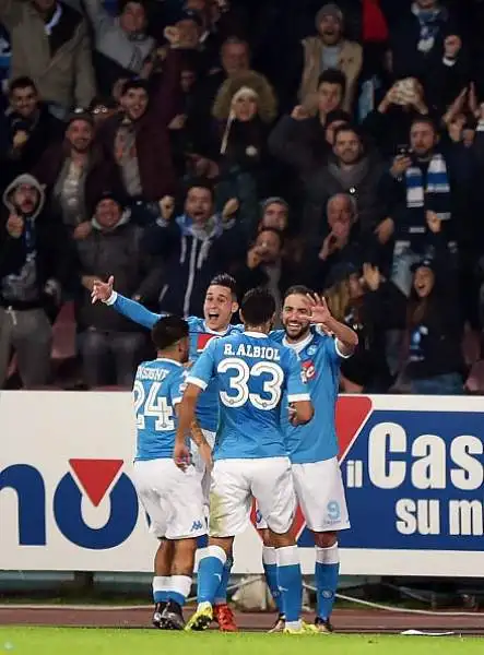 Higuain piega l'Inter, Napoli primo. Gli azzurri superano per 2-1 i nerazzurri, che colpiscono due pali e vanno in gol con Ljajic.