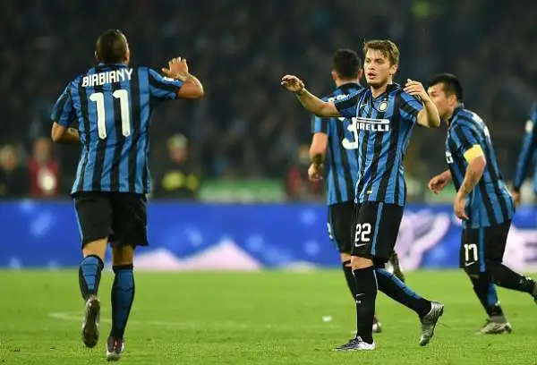 Higuain piega l'Inter, Napoli primo. Gli azzurri superano per 2-1 i nerazzurri, che colpiscono due pali e vanno in gol con Ljajic.