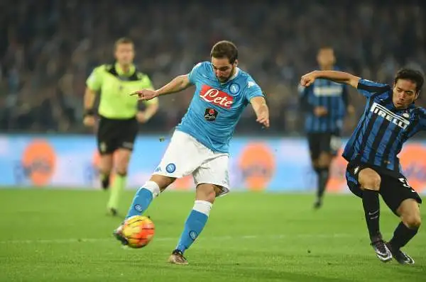 Higuain piega l'Inter, Napoli primo. Gli azzurri superano per 2-1 i nerazzurri, che colpiscono due pali e vanno in gol con Ljajic.