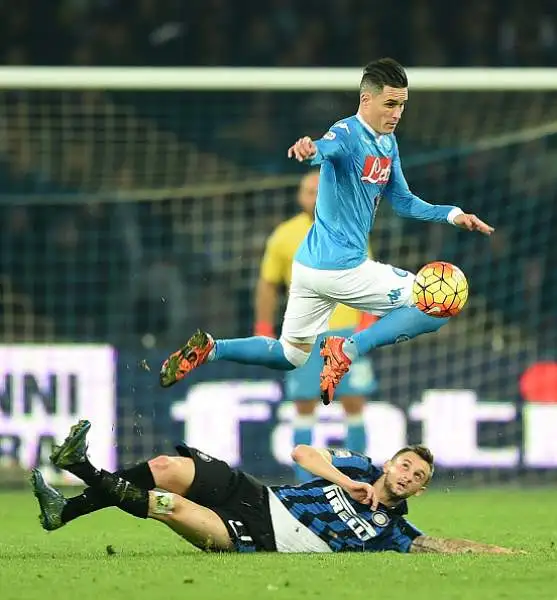 Higuain piega l'Inter, Napoli primo. Gli azzurri superano per 2-1 i nerazzurri, che colpiscono due pali e vanno in gol con Ljajic.