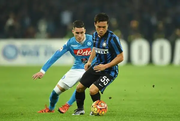 Higuain piega l'Inter, Napoli primo. Gli azzurri superano per 2-1 i nerazzurri, che colpiscono due pali e vanno in gol con Ljajic.