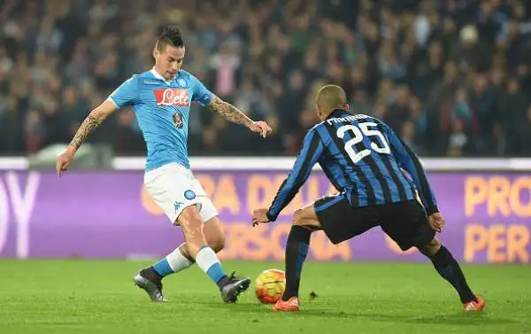 Higuain piega l'Inter, Napoli primo. Gli azzurri superano per 2-1 i nerazzurri, che colpiscono due pali e vanno in gol con Ljajic.