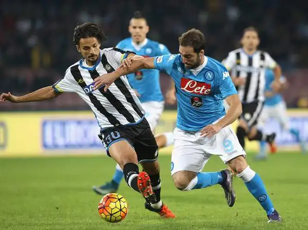 Il Napoli continua la sua corsa battendo l'Udinese al San Paolo con un gol ad inzio ripresa del suo bomber Gonzalo Higuain. La squadra di Sarri torna così a due punti dalla vetta.