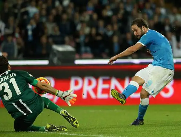 Il Napoli continua la sua corsa battendo l'Udinese al San Paolo con un gol ad inzio ripresa del suo bomber Gonzalo Higuain. La squadra di Sarri torna così a due punti dalla vetta.