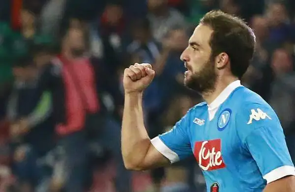 Il Napoli continua la sua corsa battendo l'Udinese al San Paolo con un gol ad inzio ripresa del suo bomber Gonzalo Higuain. La squadra di Sarri torna così a due punti dalla vetta.