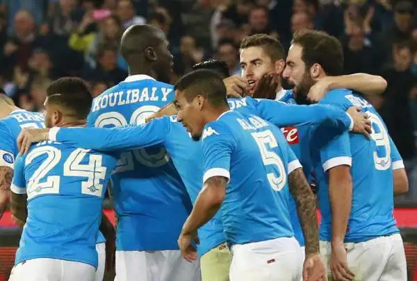 Il Napoli continua la sua corsa battendo l'Udinese al San Paolo con un gol ad inzio ripresa del suo bomber Gonzalo Higuain. La squadra di Sarri torna così a due punti dalla vetta.
