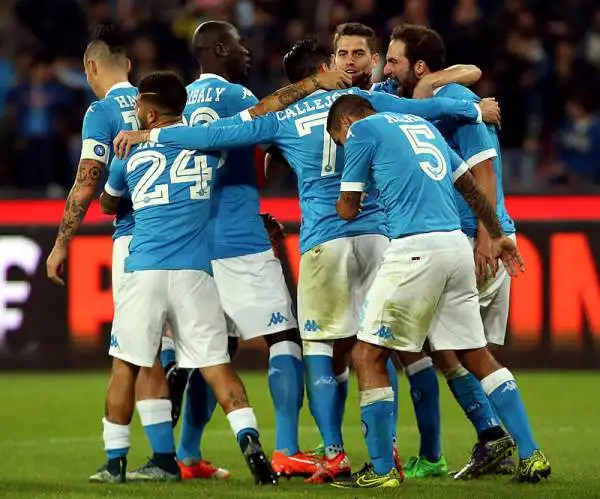 Il Napoli continua la sua corsa battendo l'Udinese al San Paolo con un gol ad inzio ripresa del suo bomber Gonzalo Higuain. La squadra di Sarri torna così a due punti dalla vetta.